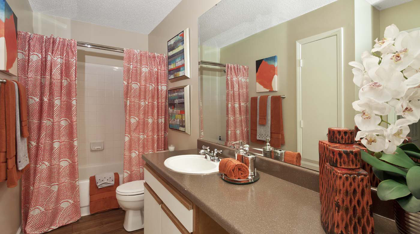 Large 1 and 2 bedroom apartements